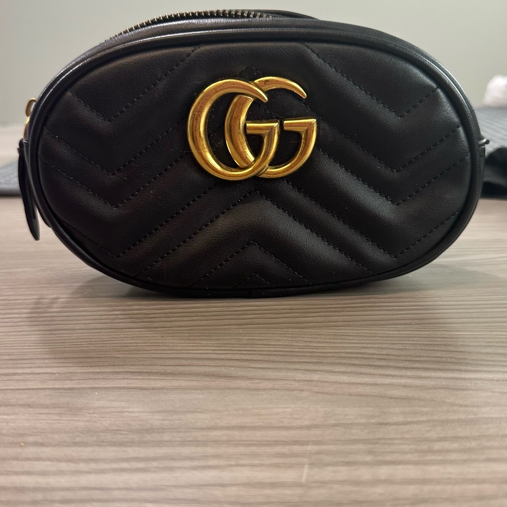 Gucci wallet/holder